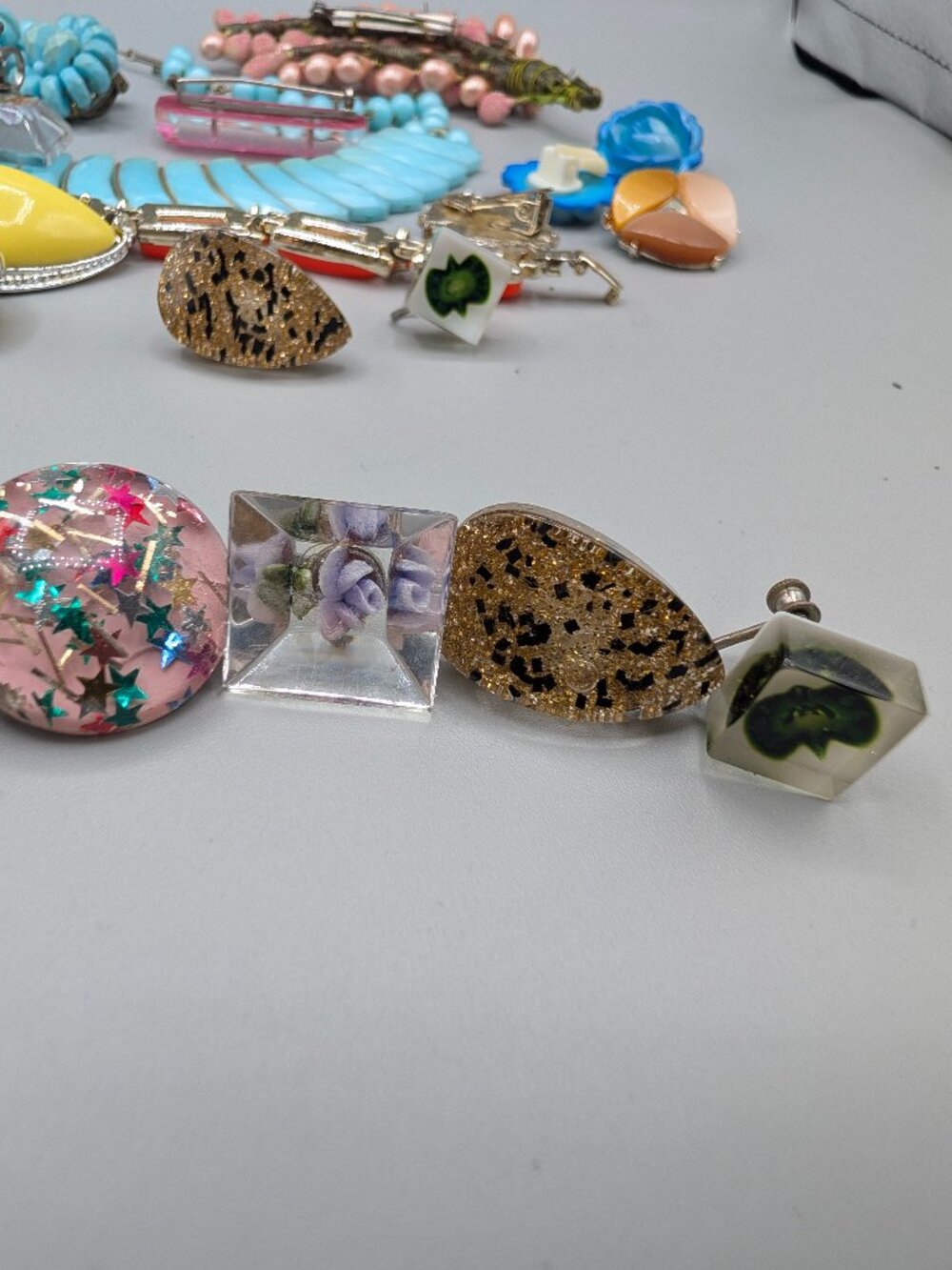 Vintage Early Plastic Jewelry, 12 Pairs Earrings +more - Picture 13 of 14